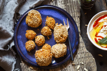 Hirse-Falafel mit pikanter Minz-Joghurt-Sauce und marokkanischem Minztee - SBDF03200