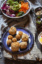 Hirsefalafel, Regenbogensalatschüssel und marokkanischer Minztee - SBDF03201