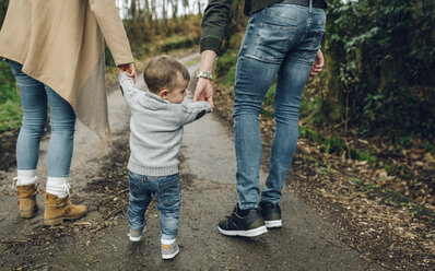 Familie mit kleinem Jungen im Wald im Herbst - DAPF00716