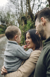 Family in forest in autumn - DAPF00723