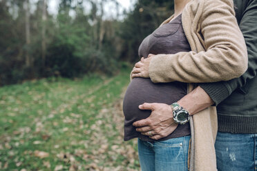 Mann mit schwangerer Frau in der Natur - DAPF00735