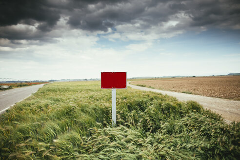 Spanien, Lleida, Schild auf einem Feld - JPF00187