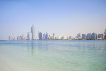 VAE, Skyline von Abu Dhabi an der Uferpromenade - MMAF00071