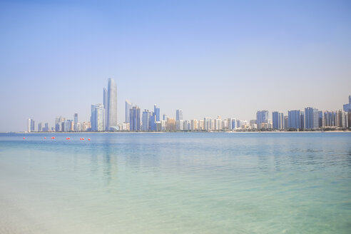 VAE, Skyline von Abu Dhabi an der Uferpromenade - MMAF00071