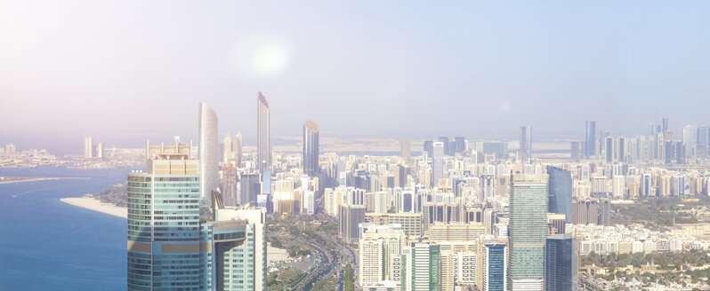 VAE, Skyline von Abu Dhabi an der Uferpromenade - MMAF00075