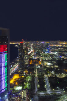 VAE, Skyline von Abu Dhabi bei Nacht - MMAF00078