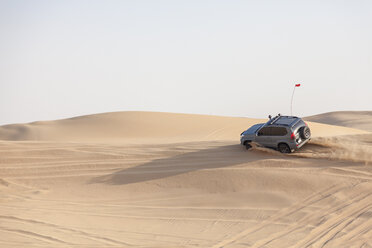 UAE, off-road vehicle on a trip in the desert between Abu Dhabi and Dubai - MMAF00082