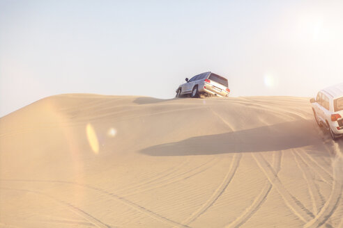 UAE, off-road vehicles on a trip in the desert between Abu Dhabi and Dubai - MMAF00083