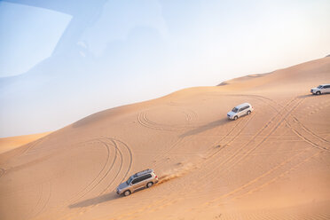 VAE, Geländewagen auf einer Fahrt durch die Wüste zwischen Abu Dhabi und Dubai - MMAF00084