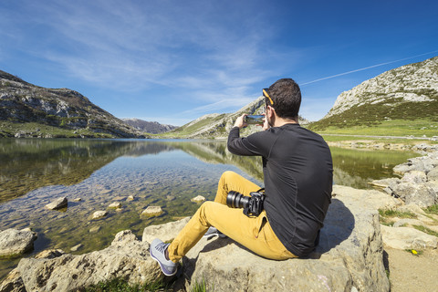 Spanien, Asturien, Nationalpark Picos de Europa, Mann beim Fotografieren an den Seen von Covadonga, lizenzfreies Stockfoto