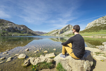 Spanien, Asturien, Nationalpark Picos de Europa, Mann sitzend an den Seen von Covadonga - EPF00443