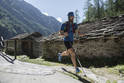 Italien, Alagna, Trailrunner unterwegs in der Nähe des Monte-Rosa-Gebirgsmassivs - ZOCF00256