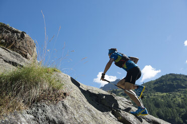 Italien, Alagna, Trailrunner unterwegs in der Nähe des Monte-Rosa-Gebirgsmassivs - ZOCF00257