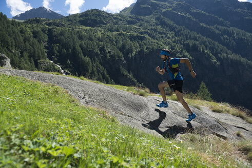 Italien, Alagna, Trailrunner unterwegs in der Nähe des Monte-Rosa-Gebirgsmassivs - ZOCF00258