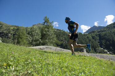 Italien, Alagna, Trailrunner unterwegs in der Nähe des Monte-Rosa-Gebirgsmassivs - ZOCF00259