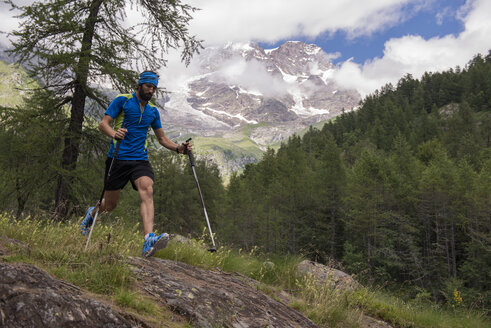 Italien, Alagna, Trailrunner unterwegs in der Nähe des Monte-Rosa-Gebirgsmassivs - ZOCF00264