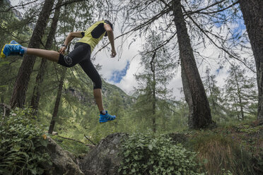 Italien, Alagna, Trailrunner unterwegs im Wald - ZOCF00266