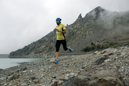 Italien, Alagna, Trailrunner unterwegs an einem See in der Nähe des Monte-Rosa-Bergmassivs - ZOCF00273