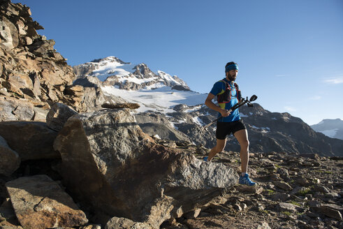 Italien, Alagna, Trailrunner unterwegs in der Nähe des Monte-Rosa-Gebirgsmassivs - ZOCF00274