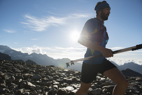 Italien, Alagna, Trailrunner unterwegs in der Nähe des Monte-Rosa-Gebirgsmassivs - ZOCF00275