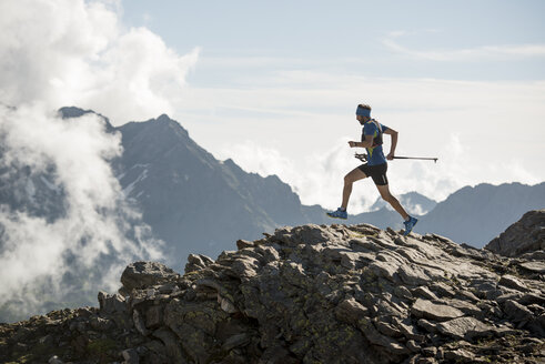 Italien, Alagna, Trailrunner unterwegs in der Nähe des Monte-Rosa-Gebirgsmassivs - ZOCF00278