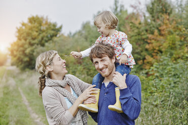 Family on a trip with father carrying daughter on shoulders - RORF00841