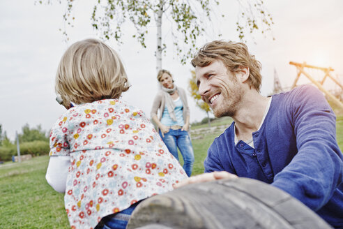 Familie auf dem Spielplatz - RORF00846