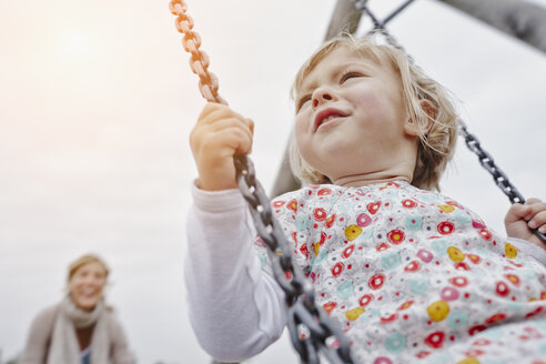 Mutter mit Tochter auf Schaukel auf Spielplatz - RORF00849