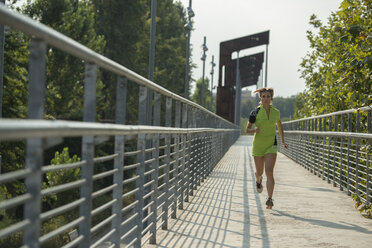 Junge Frau läuft auf Brücke - ZOCF00281