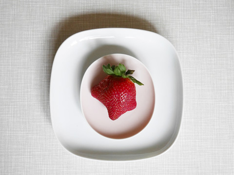 Erdbeere auf dem Teller, lizenzfreies Stockfoto