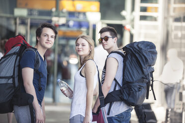 Junge Leute, die mit Rucksäcken reisen und Berlin erkunden - MVCF00166