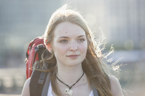 Porträt eines Mädchens mit Rucksack auf Reisen, lizenzfreies Stockfoto