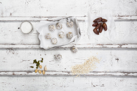 Bliss Balls mit Datteln, Pistazien, Haferflocken und Kokosnussflocken, lizenzfreies Stockfoto