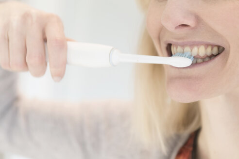 Woman brushing teeth - CHPF00399