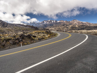 Neuseeland, Ruapehu Distrikt, Tongariro National Park, Mount Ruapehu, Mount Te Heuheu, Straße zum Whakapapa Skifield - STSF01199