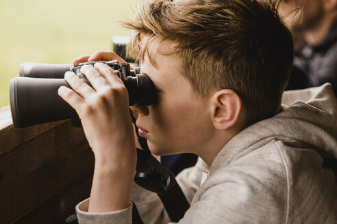 Junge bei der Vogelbeobachtung mit Fernglas - NMSF00076