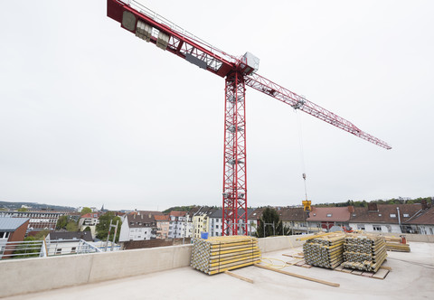 Kran auf dem Dach einer Baustelle, lizenzfreies Stockfoto