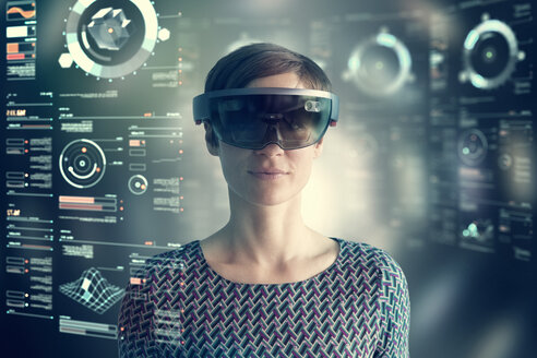 Frau mit Mixed-Reality-Smartglasses vor transparentem Bildschirm - RBF05662