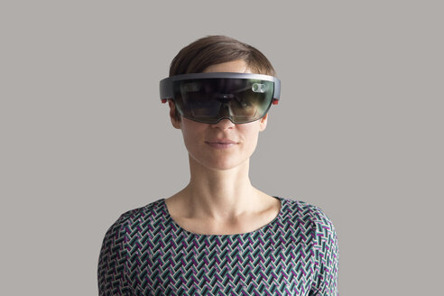 Frau trägt Mixed-Reality-Smartbrille - RBF05664