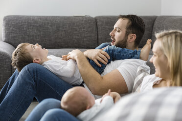 Eltern mit männlichem Neugeborenen und kleinem Sohn haben Spaß zu Hause - OJF00190
