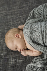 Neugeborenes Baby schläft auf der Couch - OJF00191