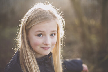 Porträt eines lächelnden Mädchens im Freien - NMSF00080