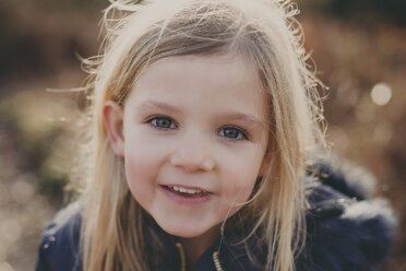 Porträt eines lächelnden Mädchens im Freien - NMSF00085