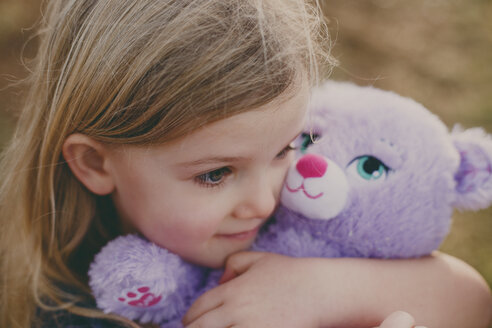 Mädchen kuschelt mit einem Teddy - NMSF00087