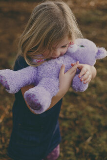 Mädchen kuschelt mit einem Teddy - NMSF00088