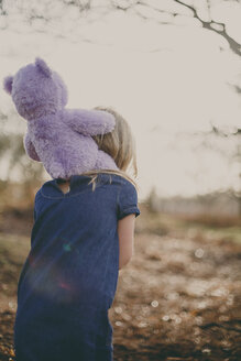 Mädchen trägt einen Teddy auf den Schultern - NMSF00090