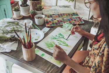 Junge Frau malt Pflanzen mit Wasserfarben - RTBF00853