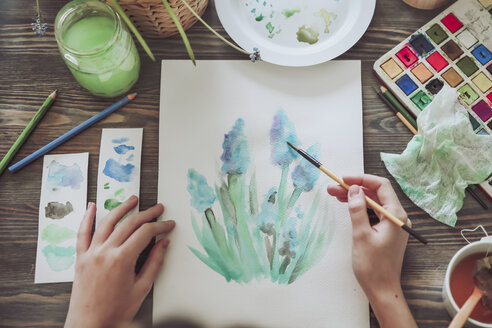 Young woman painting plants with water colors - RTBF00864