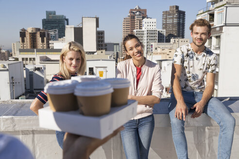 Freunde trinken Kaffee auf einer Dachterrasse - WESTF23066