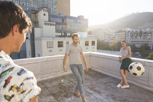 Freunde treffen sich im Sommer auf der Dachterrasse und spielen Fußball - WESTF23071